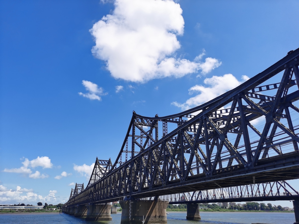 雄赳赳气昂昂跨过鸭绿江