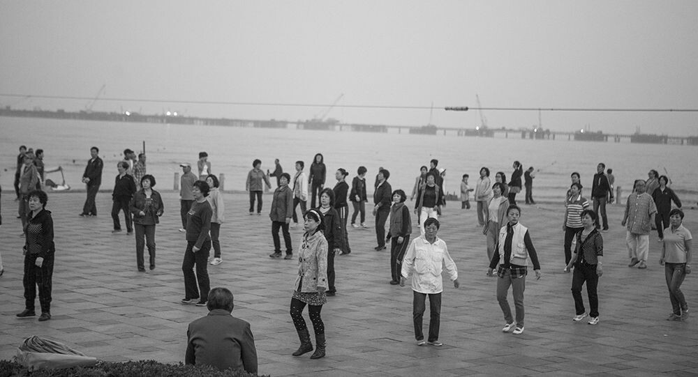 2013.05.04 大连星海湾 广场舞。如今,在城市街头、小区、公园,“广场舞”随处可见,有的甚是壮观。它是真正的“中国特色”,伴随“广场舞”的是改编而成的各种热门歌曲——江南江南style、最炫民族风等,节奏明快,让人忍不住也想跟着跳上一回。最近,“广场舞”因为噪音大而成为了新闻点,其实,这背后折射出来的是中国社会资源的配置问题。随着时代的发展,正红火的广场舞未来会发展成什么样?多年来后,我们又也什么样的方式出现公众视野?<br />
