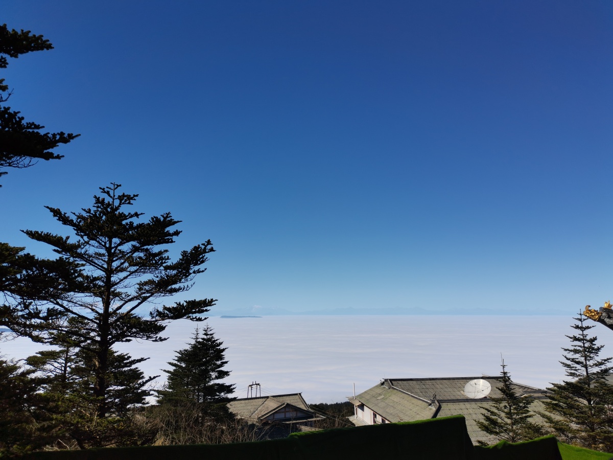 一个人静静的注视着天空在那遥远的天际里在那洁白的云端67