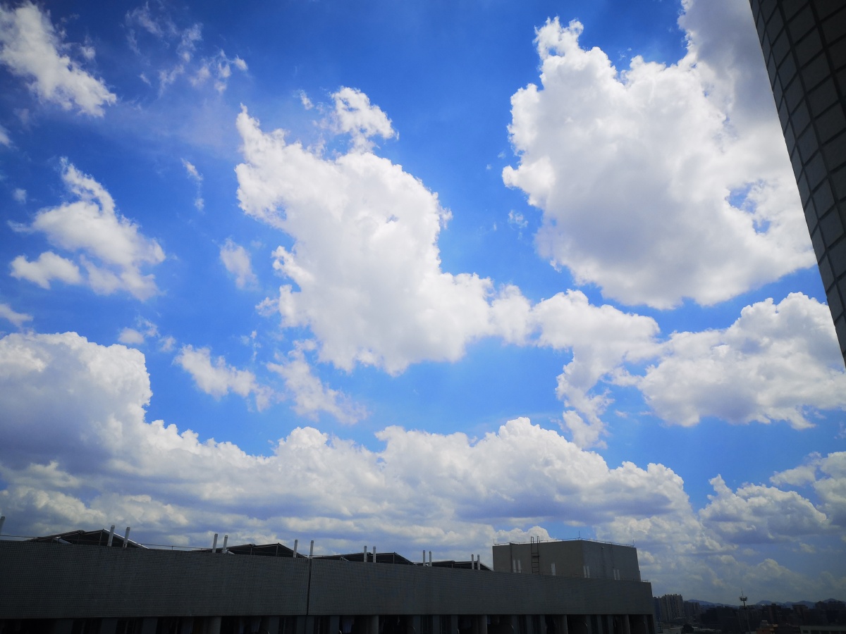 天空收容每一片云彩,不论美丑,故天空广阔无比,做人也一样天空 - f-o-