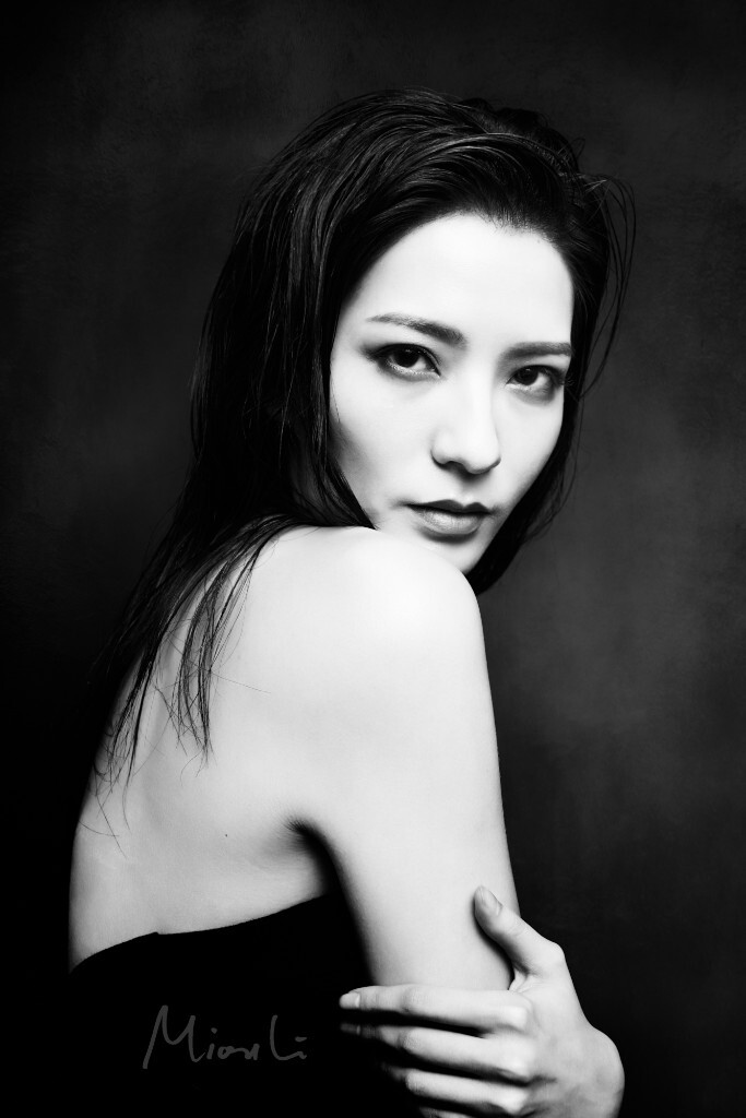 Model: 杨忻文<br />
Make-Up Artist: Tain<br />
Photographer/Retoucher: Miou Li