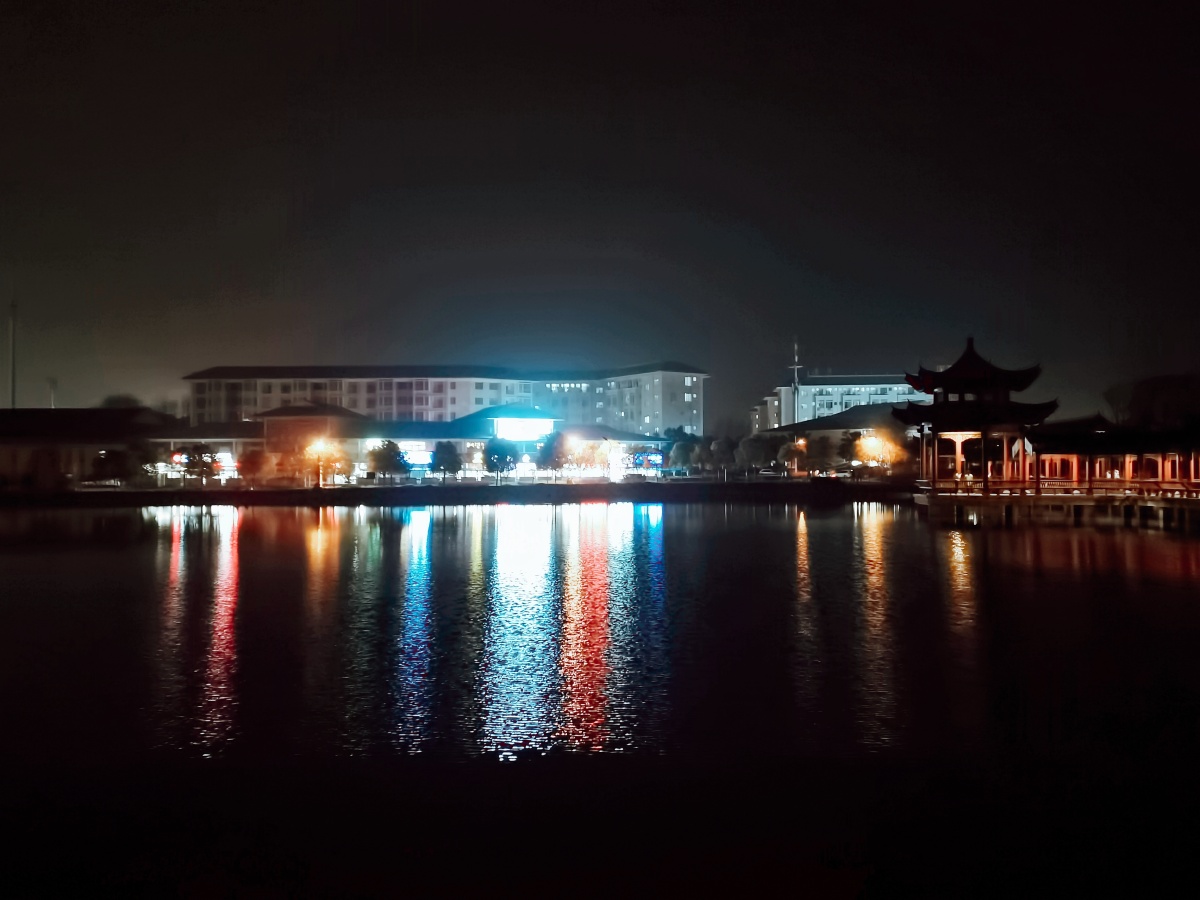 校园里湖边的夜晚