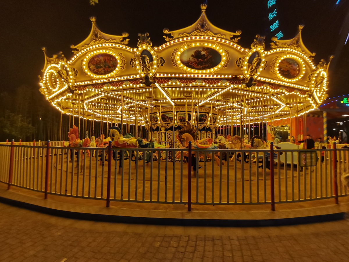 一定要和爱的人去坐一次夜晚的旋转木马!