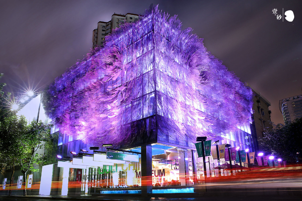 上海琉璃博物馆,晚上建筑上面的花瓣五颜六色很美