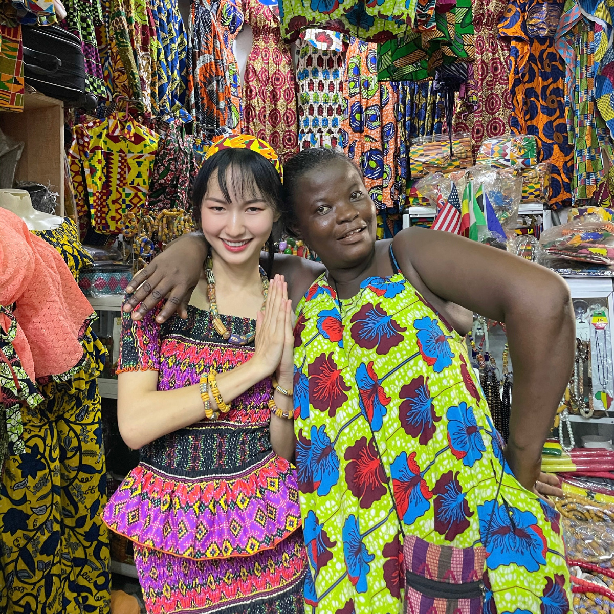 在非洲加纳的布料市场遇到一位去过广州的黑人老板娘