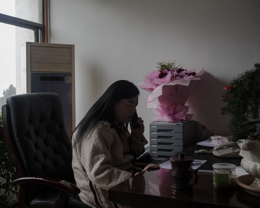 李铭兰阿姨是武汉钢新冶金技术开发有限公司的创始人,她在1999年3月8日失去了自己的独子。2007年9月,李阿姨牵头在武汉市成立了以独生子女丧子家庭为目标的群众组织“武汉连心家园”,并且展开了一系列的公益活动。我们的记者抵达李阿姨的办公室时,李阿姨正在和某地方电视台通话,“连心家园”的妈妈们自编了一个舞蹈,有机会在该台的某档综艺节目中表演。