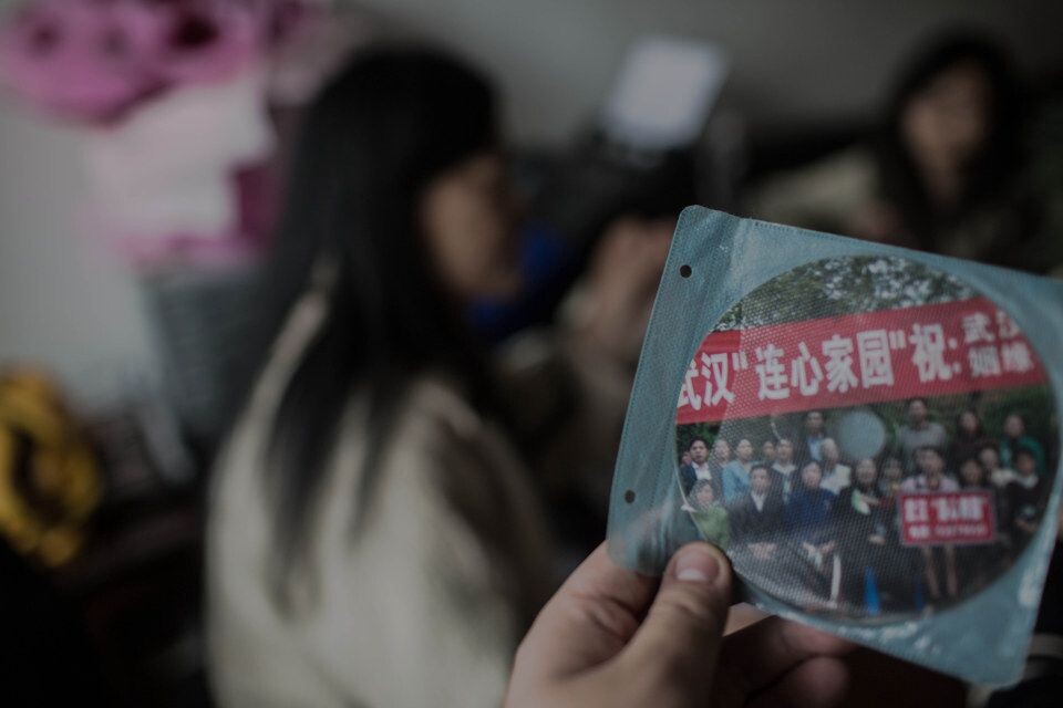 很多家庭在失去了自己的孩子后,支撑家庭最坚固的一根梁倒了,往往家就散了。很多家庭在丧子之后离婚,老伴也许也会经不起如此沉重的打击而早逝。为了让大家抱团取暖,李阿姨的“连心家园”在破碎的失独家庭中组织过一些相亲活动,用自己绵薄的力量,尽力让已经失去了伴侣和孩子的失独者能够相濡以沫。