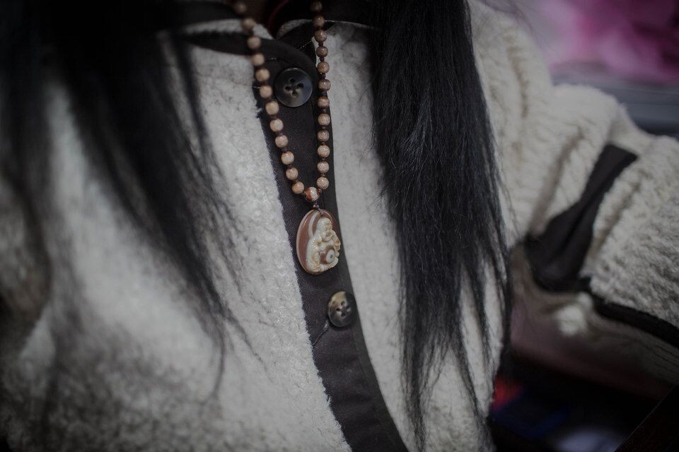 李阿姨信佛,是从她的儿子离世之后开始的。她对我们说,在儿子离开她几天后,她晚上梦见儿子对她说:妈妈,不要想我,我出家了。