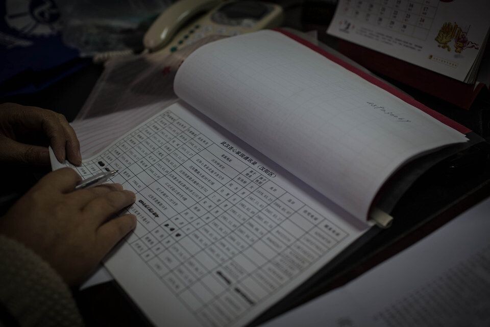 “连心家园”通讯录。上面记载着失独家庭的联系方式,家长姓名,孩子生日,孩子忌日。