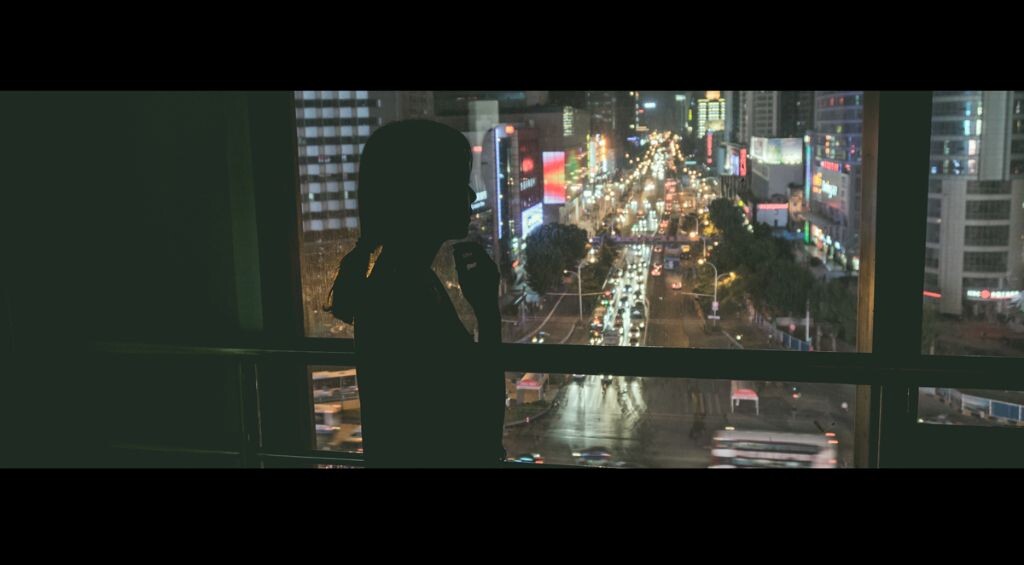 等不到天黑/烟火不会太完美/回忆烧成灰/还是等不到结尾