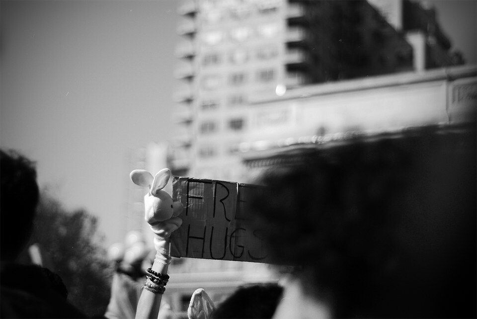 人群中的free hug<br />
