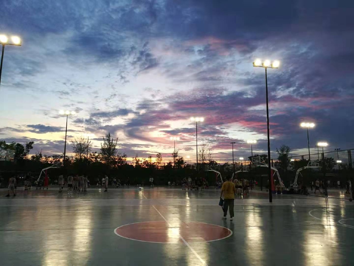 篮球场的背景墙,天空的自由