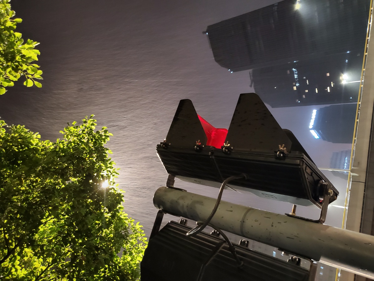 雨天下雨霓虹灯红绿灯