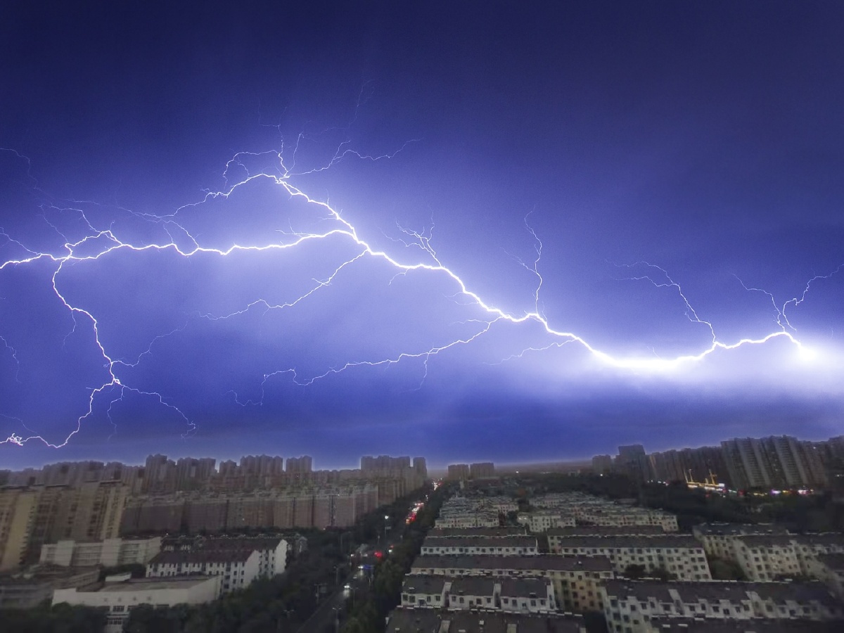 电闪雷鸣乌云密布