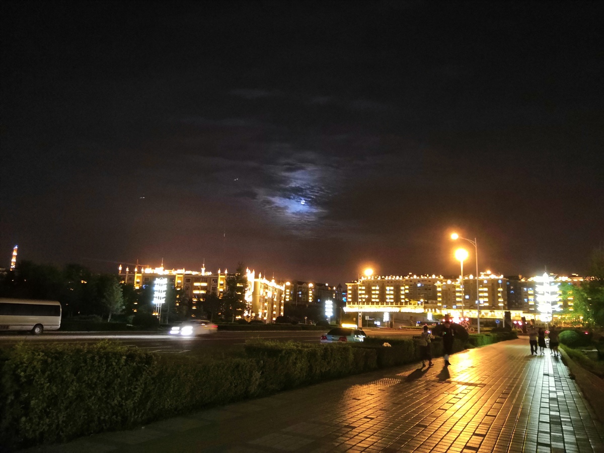 看过了晚上零点的玲珑夜景欣赏了早上四点的人间黎明人间值得未来可期