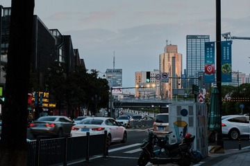 439002