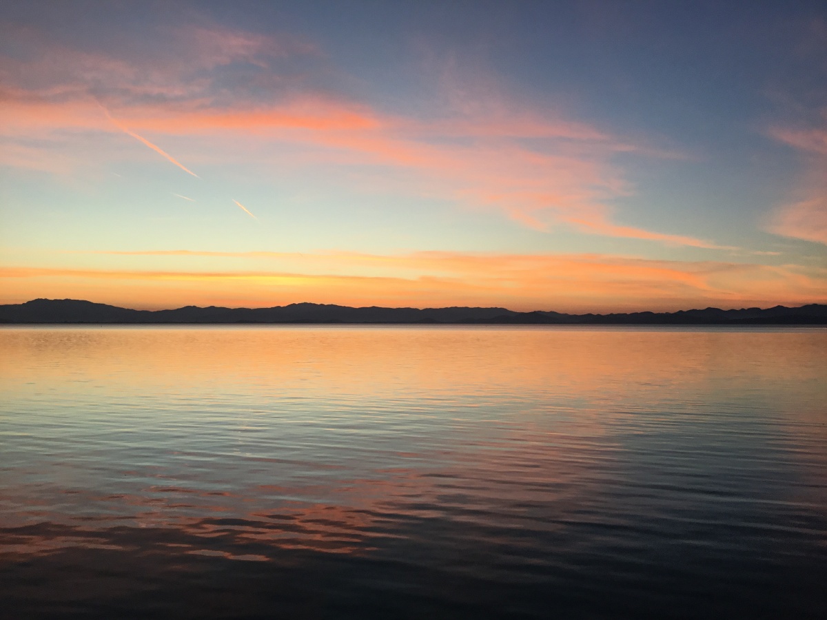 滇池黎明清晨的第一丝晨光拍摄于新年的第一次日出