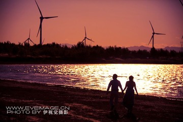 2伊视觉摄影Simon-20120928-0313幸福是两个人一起浪漫地旅行，手挽着手，在沙滩边，夕阳下，吹着风，走着， 无所