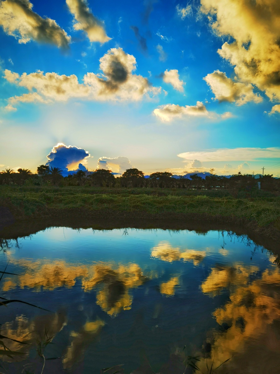 江头落日照平沙潮退渔船阁岸斜