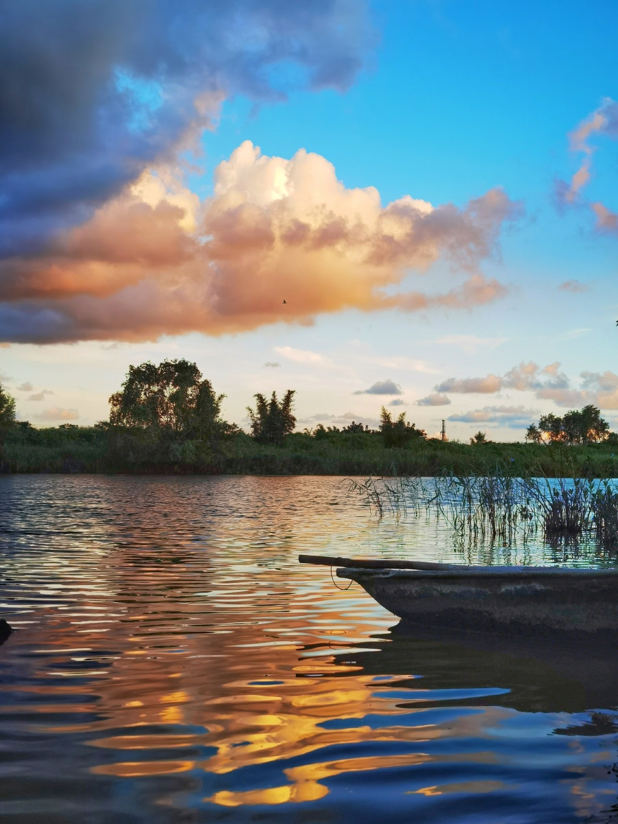 江头落日照平沙潮退渔船阁岸斜