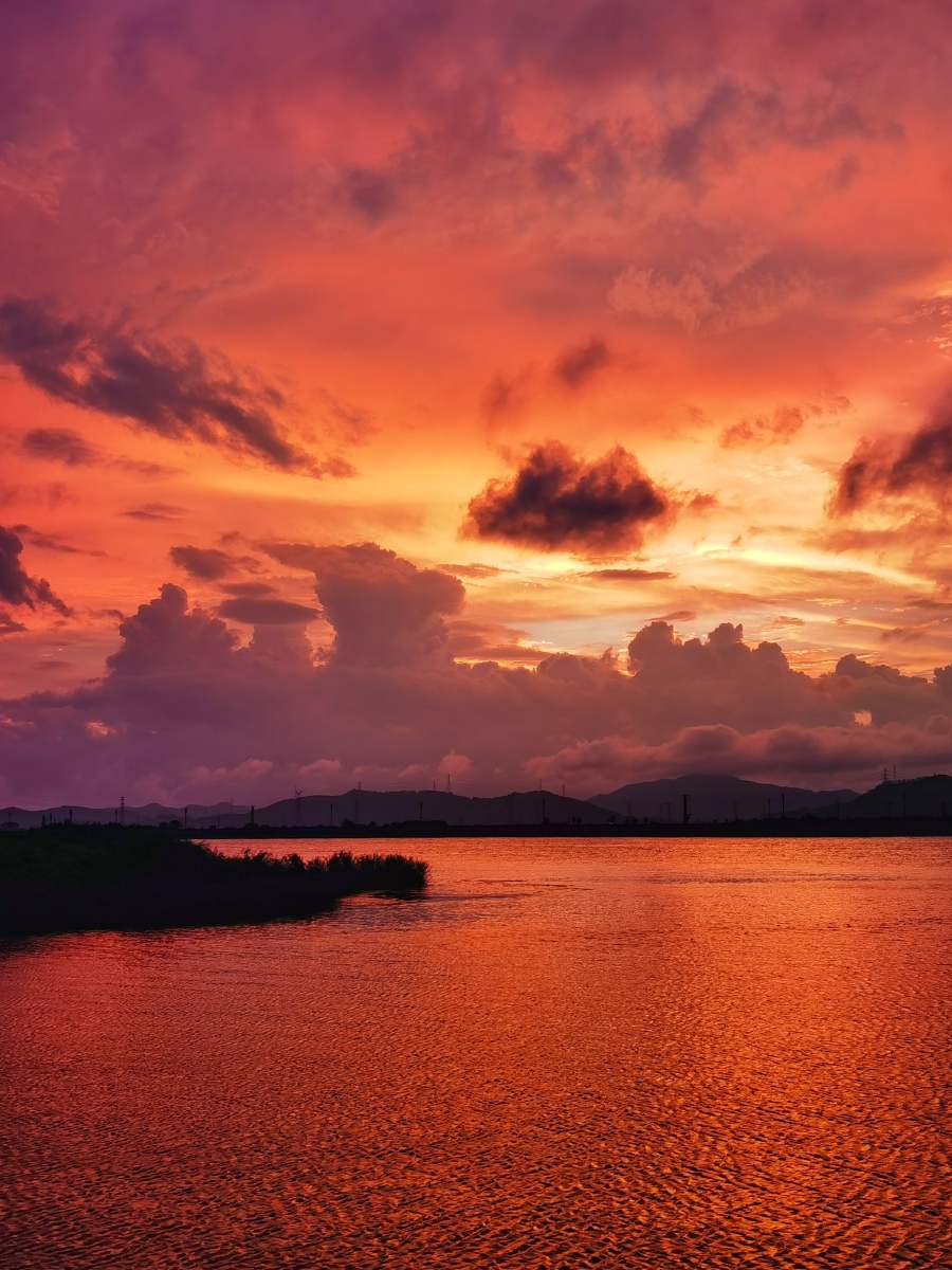 珠海市黄杨河东岸看夕阳晚霞