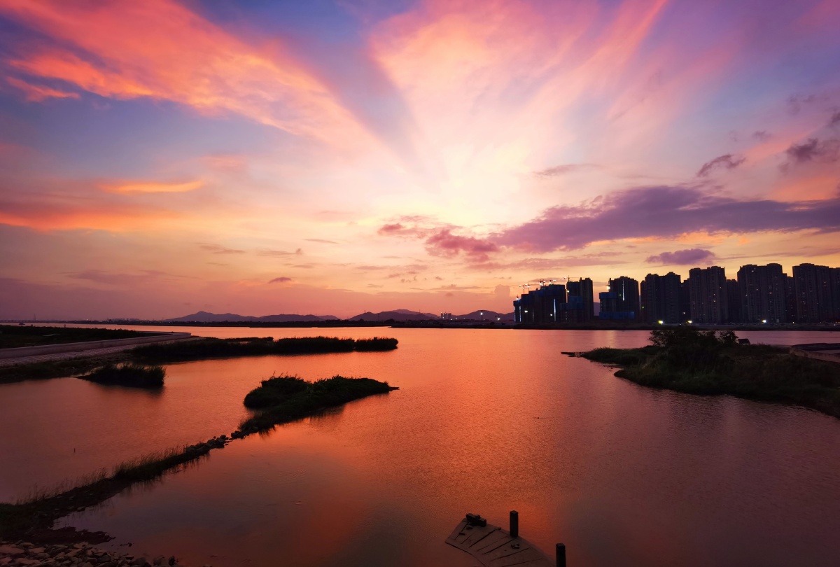 江头落日照平沙潮退渔船搁岸斜珠海市的水乡晚霞的倒影成就了大片