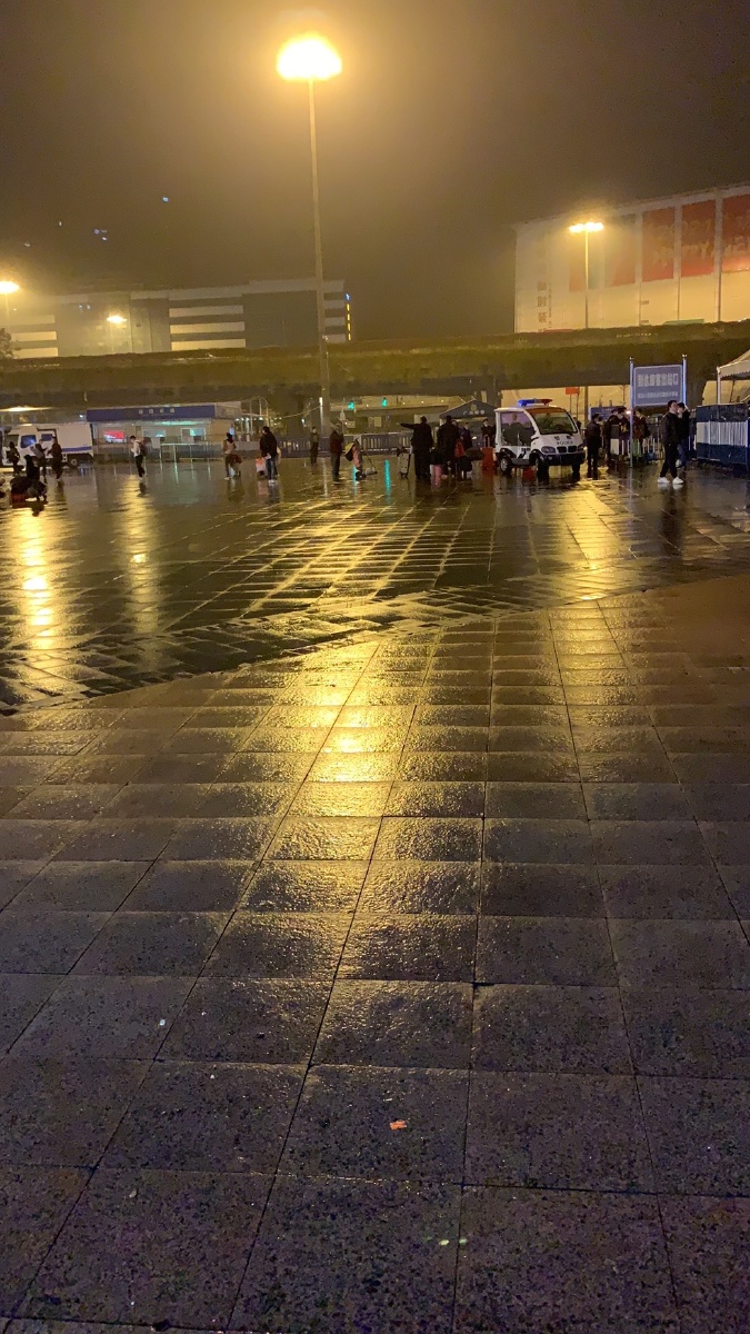 凌晨雨后的火车站