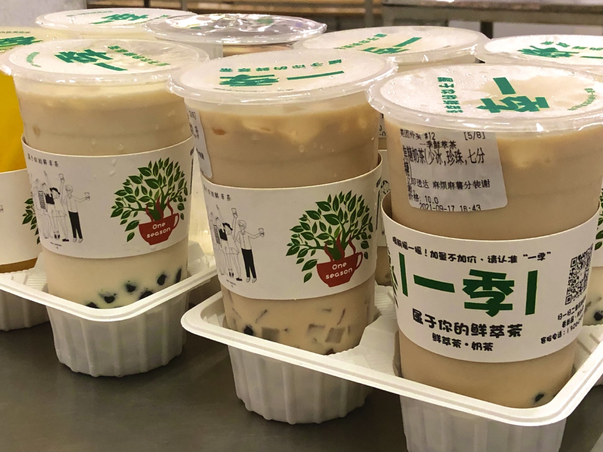 舍友生日,那天点的外卖,奶茶和比萨饼,意大利面,吃不饱但是容易腻哈哈