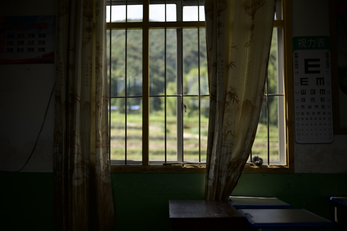 乡村小学的窗户穿外是生活窗内是梦想