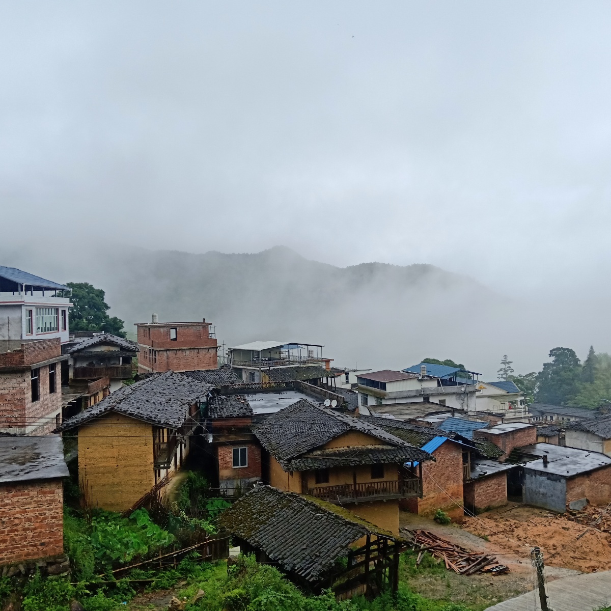 福建农林大学东方学院赴龙岩市长汀县美丽乡村墙绘实践队