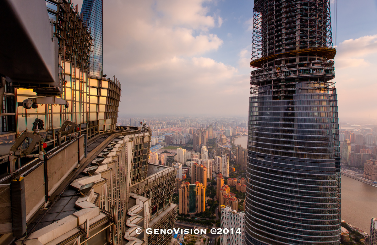 作为浦东三高中最年轻的Shanghai Tower<br />
历经几年的建设一举成为上海最高的建筑<br />
它的建成开业指日可待。
