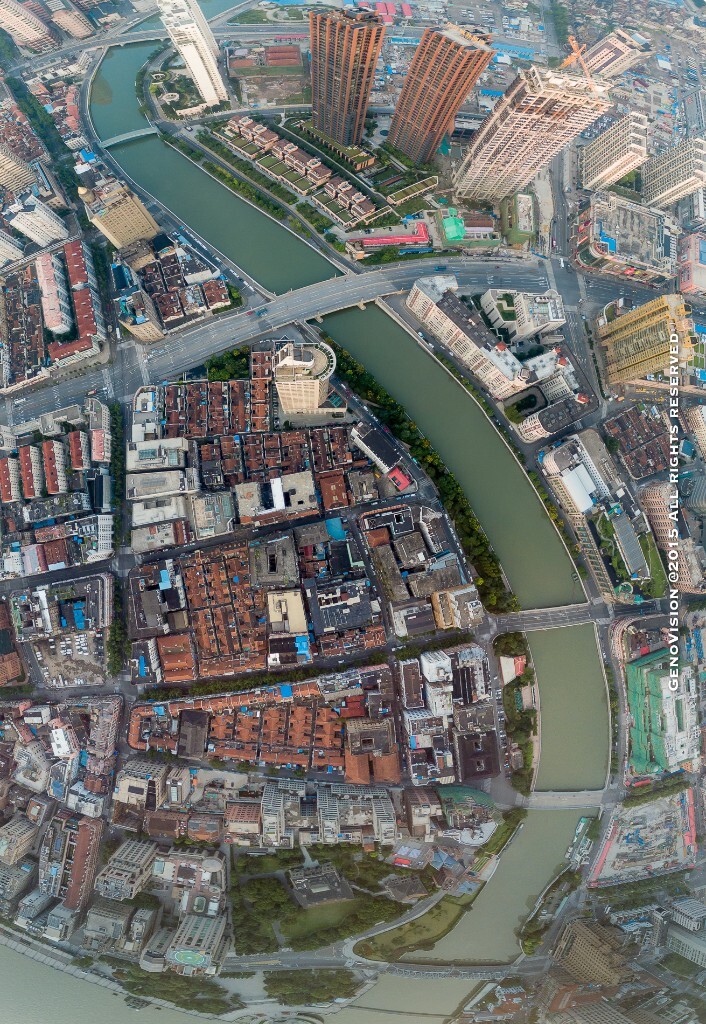 苏州河原称吴淞江，是上海的母亲河。过河从来就是要摆渡的，原来有头摆渡，膩摆渡。。。直到租界当局筹资建了桥第一座桥后， 陆续造了一座又一座。 现在人们过桥乃家常便饭，然而几百年前乃天大的奢望了。