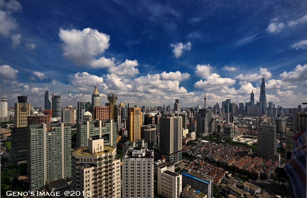 连续的雾霾天气不仅损害人们的健康，还使以城市为主题的拍照人的生活变得非常无趣。发一张上个月的旧照，聊表心意。