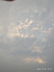 556910