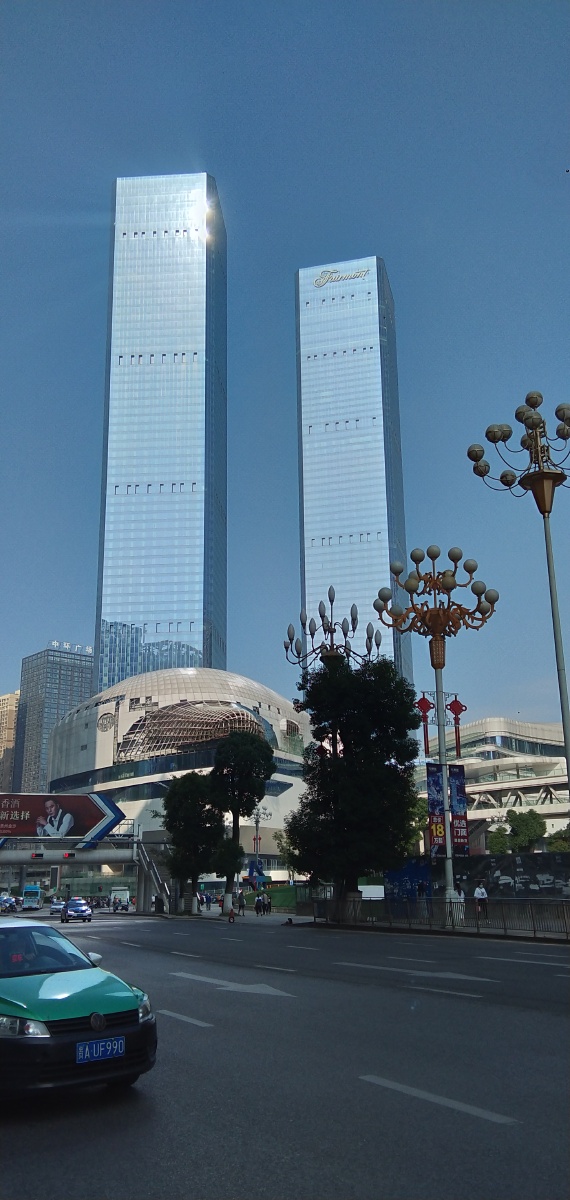 碧绿蓝天立高楼见证发展贵阳美青山绿水随处见气候宜人居住佳