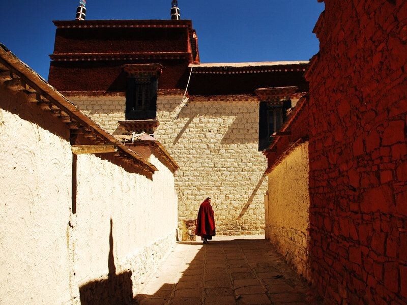 藏北第一大寺那曲地区孝登寺外 <br />
准备走去庙堂的喇嘛