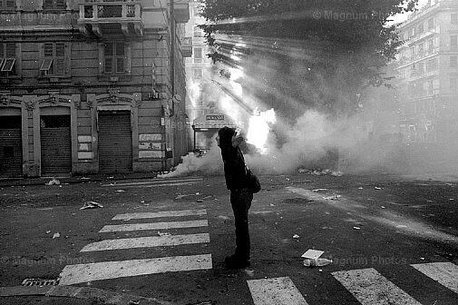 Alex Majoli_Italia, Genova. Dimostrazione No Global -3<br />
