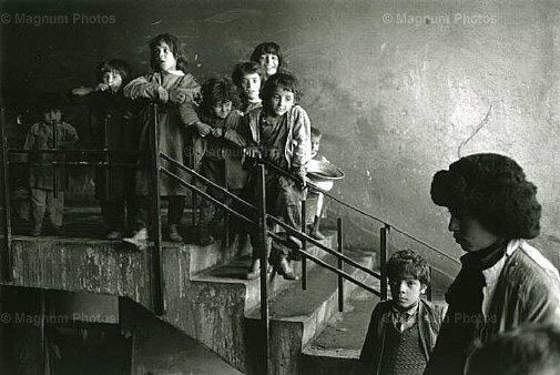 Chris Steele-Perkins_Kabul. Bambini che vivono e giocano in palazzi abbandonati<br />
