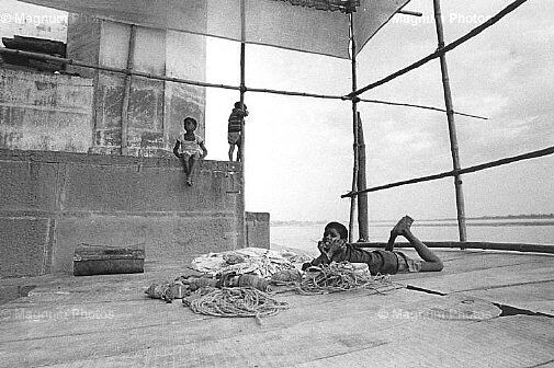 Ferdinando Scianna_India, Benares. Bambini in un ghat<br />
