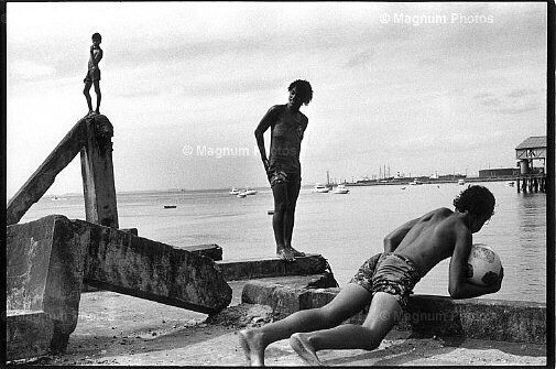 Francesco Zizola_Brasile, Salvador de Bahia. Bambini di strada -2<br />
