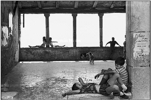 Henri Cartier-Bresson_Francia, Alta Provenza. Citt_di Simiane-la-Rotonde<br />
