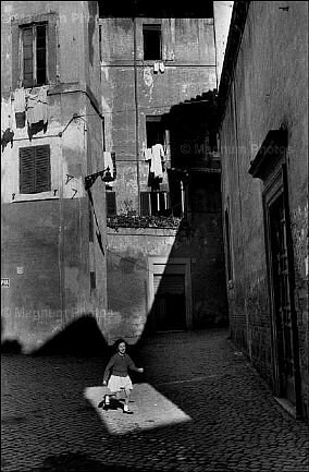 Henri Cartier-Bresson_Italia, Roma. Vicolo<br />
