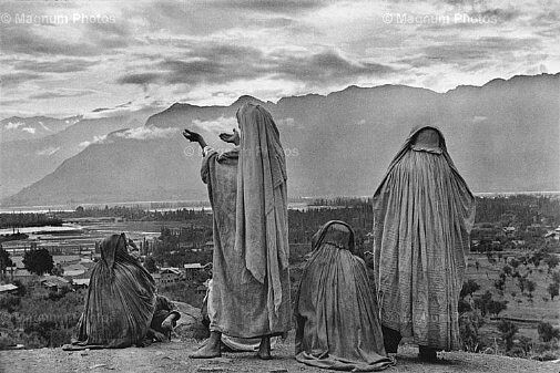 Henri Cartier-Bresson_Kashmir, Srinagar. Donne musulmane<br />
