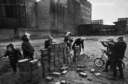 Raymond Depardon_Germania, Berlino Ovest. Bambini giocano a costrurie il Muro<br />
