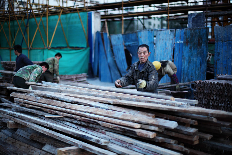 忙碌 br /> 清晨六点,农民工兄弟已经开始忙碌了.