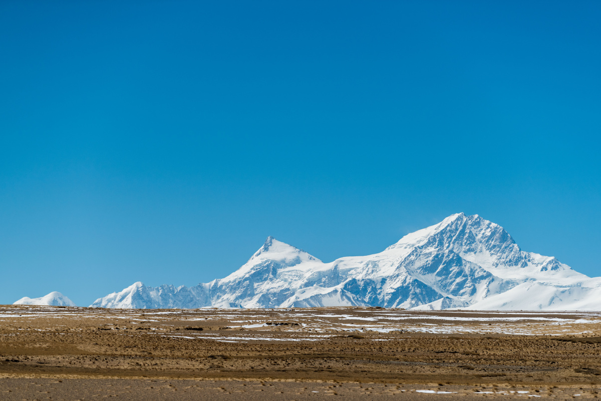 圣洁与雄伟希夏邦马峰及雪山群