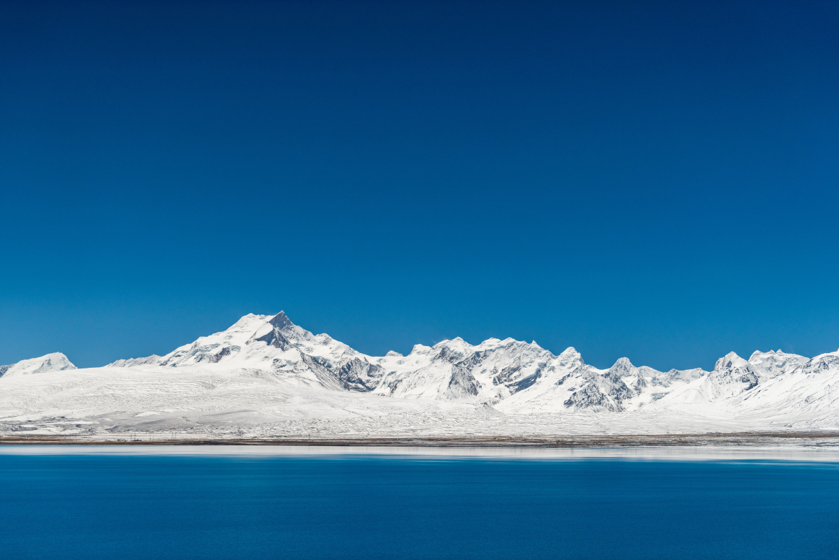 圣洁与雄伟希夏邦马峰及雪山群