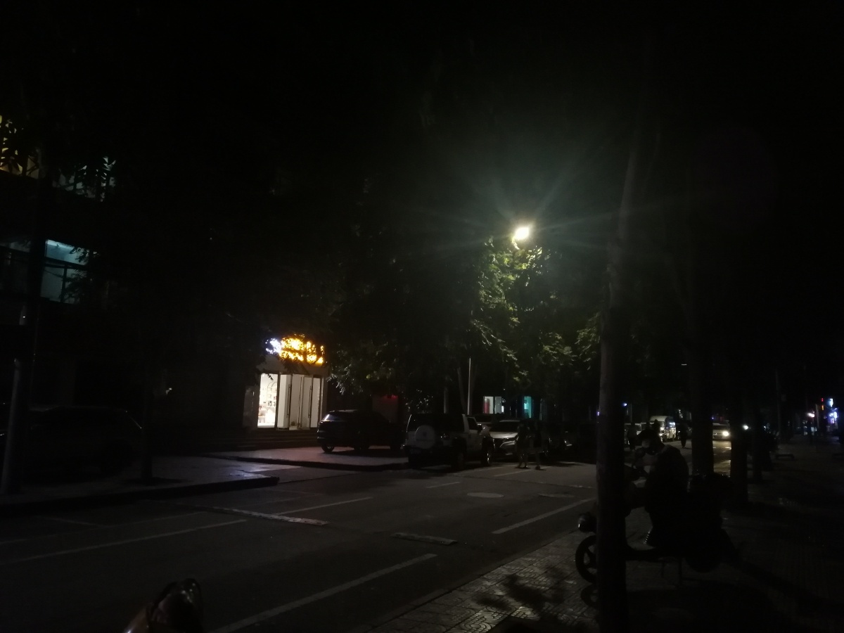 昏暗的路灯下又会是谁的故事