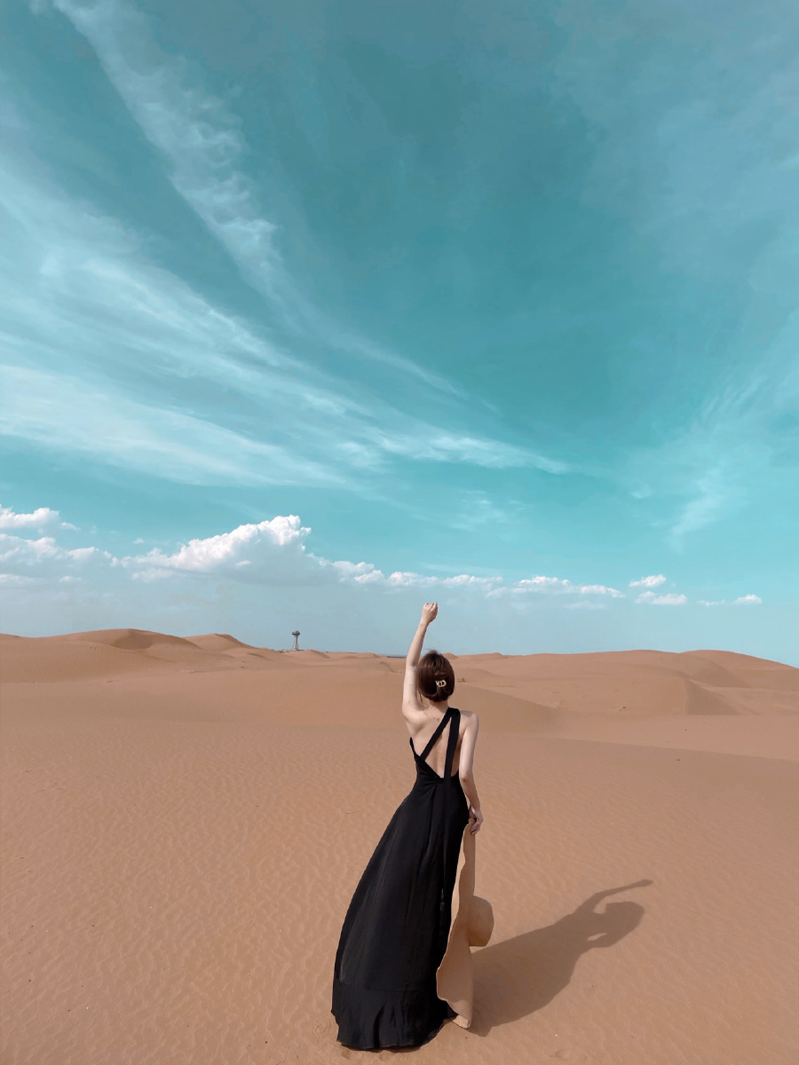 中卫腾格里沙漠拍黑色裙子穿搭