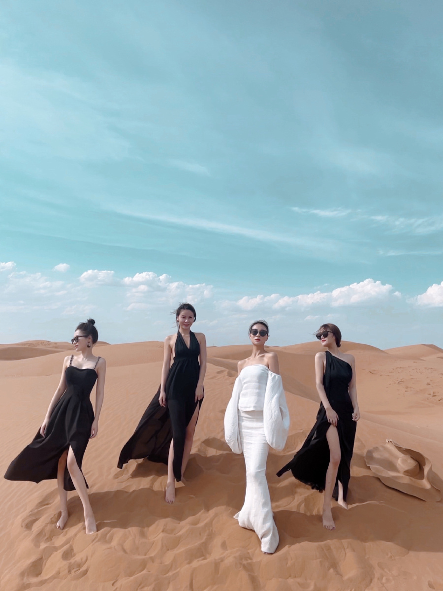 中卫腾格里沙漠拍黑色裙子穿搭